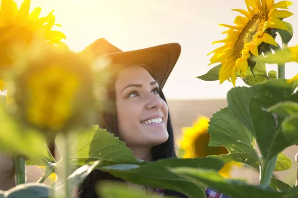 Gadis di bidang bunga matahari — Stok Foto