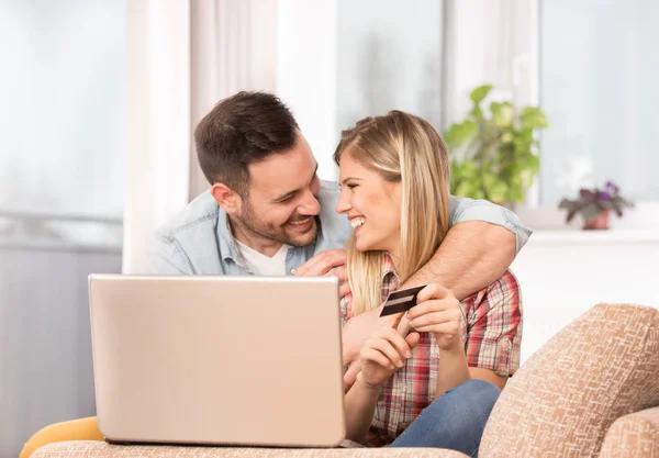 Casal jovem compras on-line em casa — Fotografia de Stock