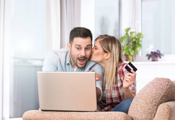 Casal jovem compras on-line em casa — Fotografia de Stock