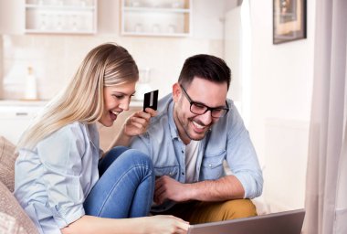Genç çift internetten alışveriş yapıyor.