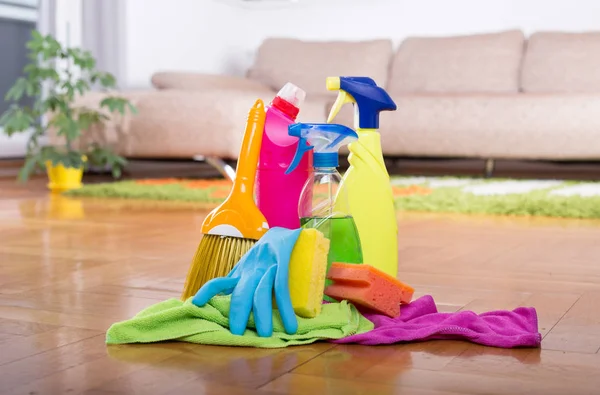 Equipamento de limpeza no chão na sala de estar — Fotografia de Stock