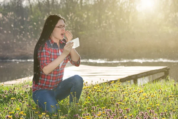 Meisje met allergie en niezen in weefsel — Stockfoto