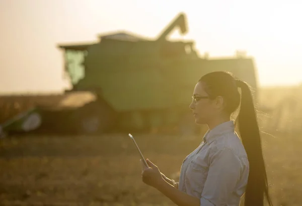 Boer meisje met Tablet PC- en combine harvester — Stockfoto