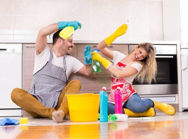 Erkek ve kadın için mutlu ev işi bitirme