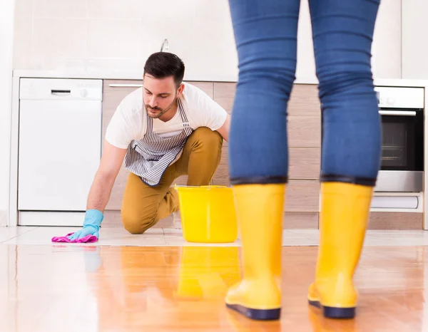 Man en vrouw huis schoonmaken — Stockfoto