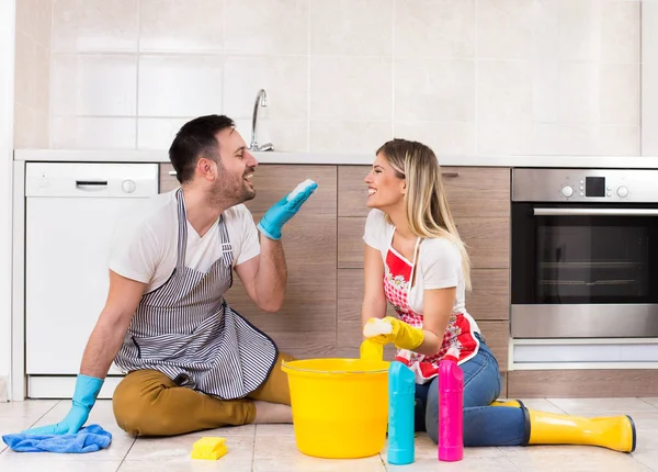 Man en vrouw gelukkig voor afwerking van klusjes — Stockfoto