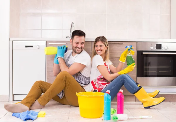 Mężczyzna i kobieta szczęśliwa dla wykończenia prac domowych — Zdjęcie stockowe