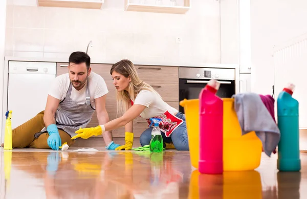 Jeune couple nettoyage maison ensemble — Photo