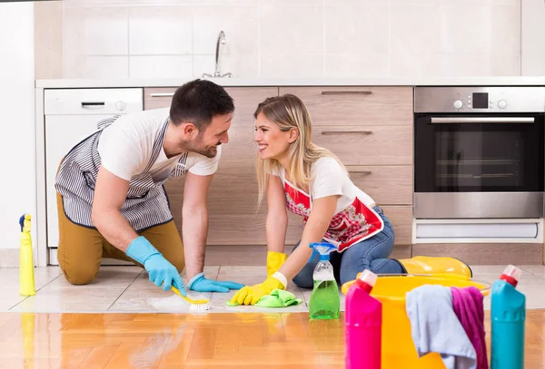 젊은 부부 함께 집안을 청소 하 고 부드러운 순간을 데 — 스톡 사진