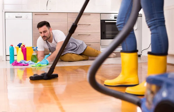 Young couple doing housework together — Stock Photo, Image