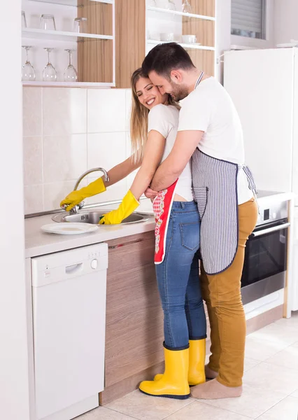 年轻的夫妇在厨房里拥抱 — 图库照片