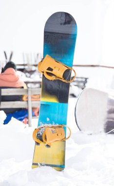Snowboard önünde kafe, karda sıkışmış