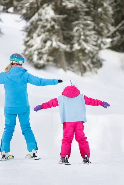 Kind mit Lehrer lernt Skifahren — Stockfoto