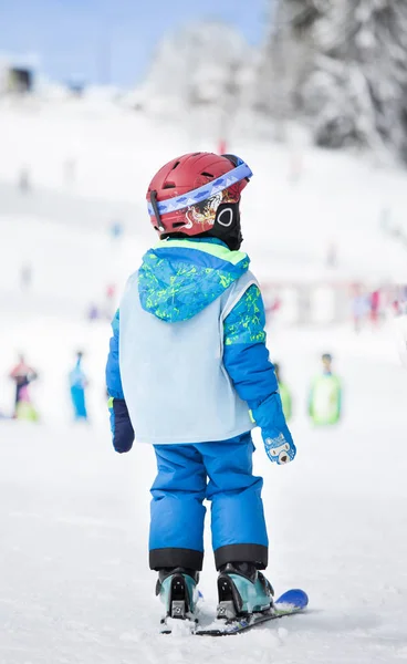 Junge auf Skiern lernt Grundfertigkeiten — Stockfoto
