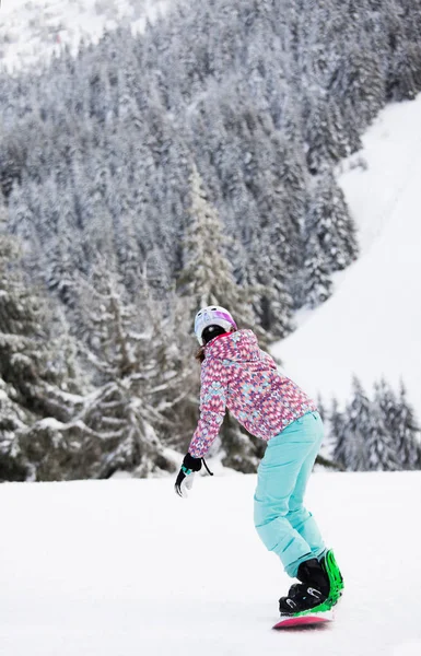 Frau auf Snowboard in den Bergen — Stockfoto