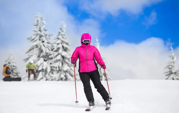 Frau beim Skifahren in den Bergen — Stockfoto