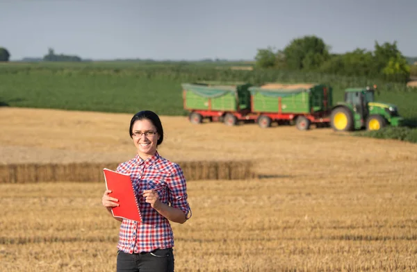 Vrouw van de boer bij de oogst — Stockfoto