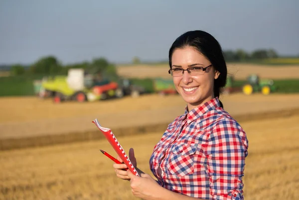 Vrouw bij de oogst — Stockfoto