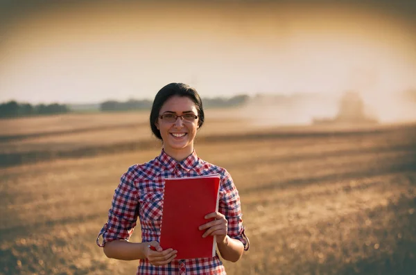 Mujer agricultora en la cosecha — Foto de Stock