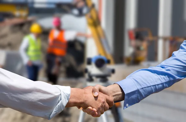 Inżynierowie, drżenie rąk, na placu budowy — Zdjęcie stockowe