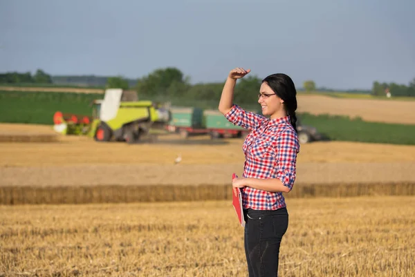 Bonde kvinna vid skörd — Stockfoto