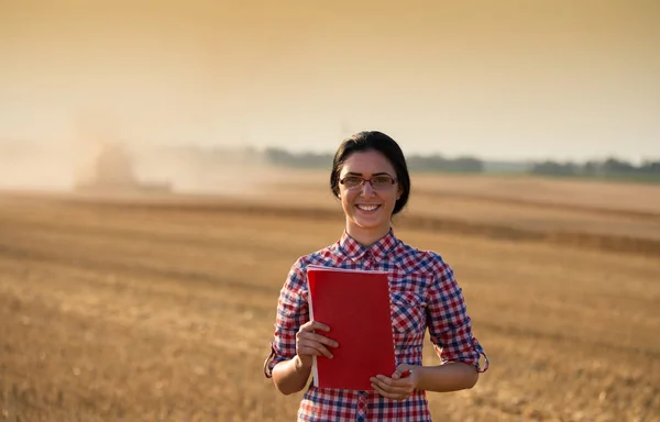 Farmer nő betakarításkor — Stock Fotó