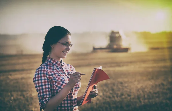 Mujer agricultora en la cosecha — Foto de Stock