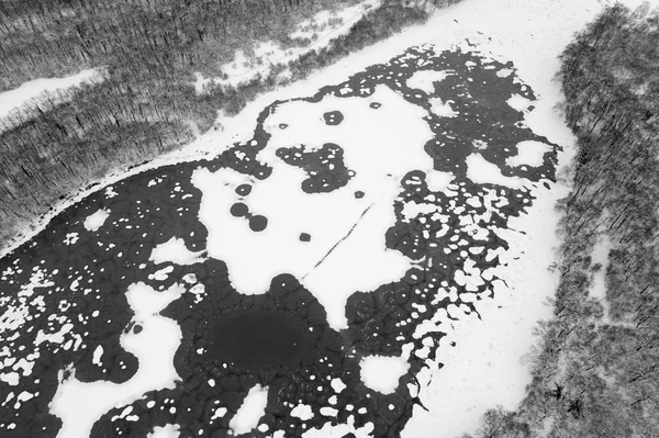 Immagine aerea del fiume ghiacciato nella foresta — Foto Stock