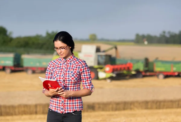 Bäuerin bei der Ernte — Stockfoto