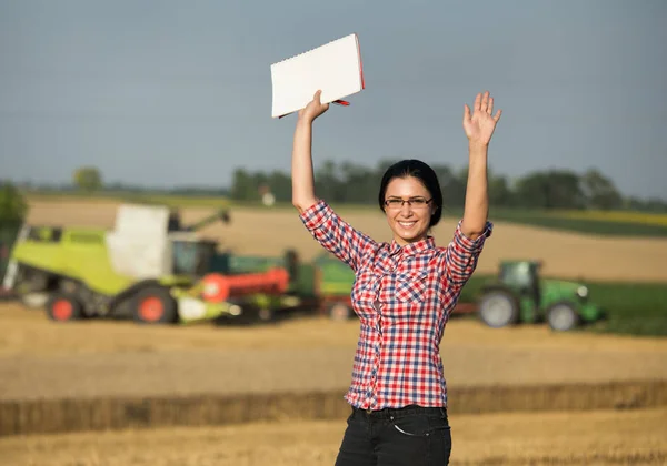 Bäuerin bei der Ernte — Stockfoto