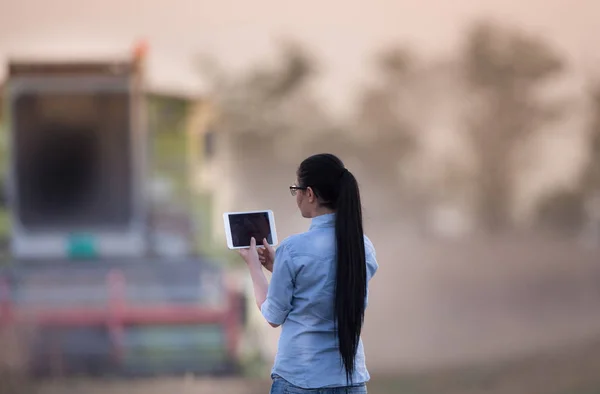 Boer vrouw met tablet bij de oogst — Stockfoto