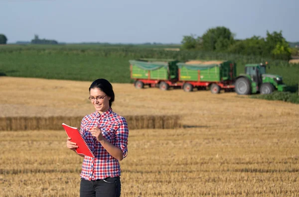 Femme agricultrice à la récolte — Photo