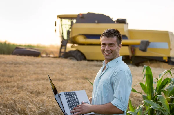 Laptop ile birleştirin hasat ile mühendis — Stok fotoğraf