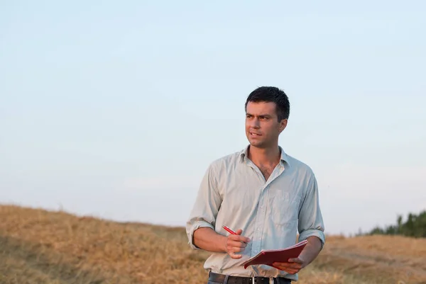 Agricultor com caderno em campo — Fotografia de Stock