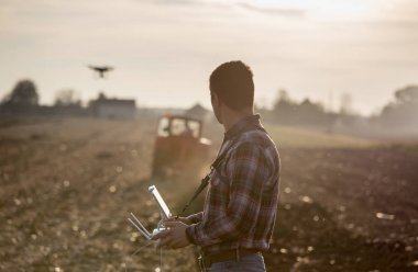 Çiftçi tarım arazileri üzerinde gezinme dron