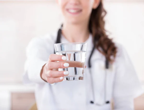 Orvos kéz mutató pohár vizet — Stock Fotó