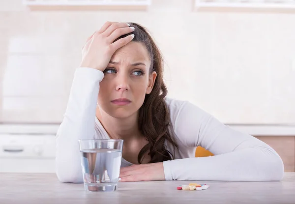 Frau fühlt sich wegen Pillen traurig — Stockfoto