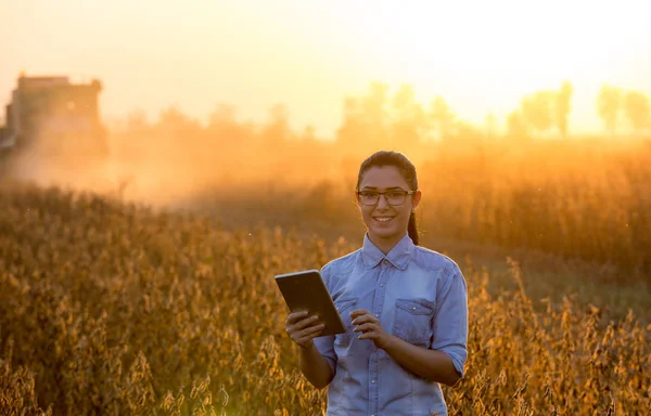 Boer meisje met Tablet PC- en combine harvester — Stockfoto
