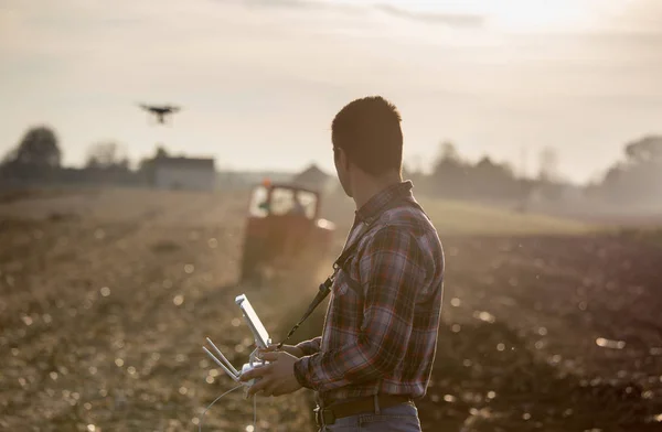 Rolnik drone nawigacyjnego powyżej pola uprawne — Zdjęcie stockowe