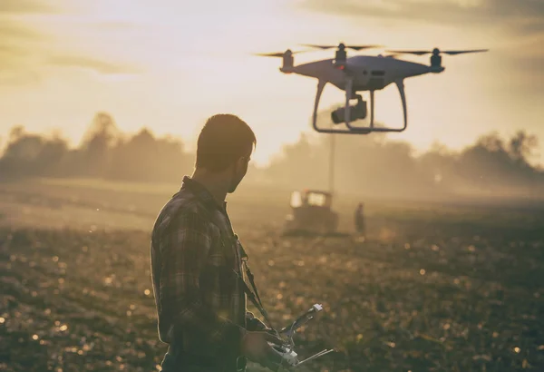 Rolnik drone nawigacyjnego powyżej pola uprawne — Zdjęcie stockowe