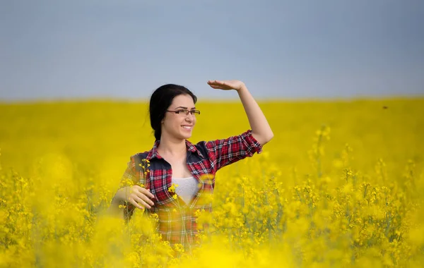 Bella ragazza nel campo di colza giallo — Foto Stock