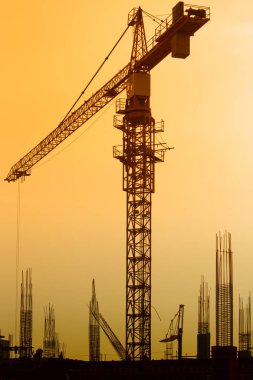 Günbatımı sitesi binasında vinç