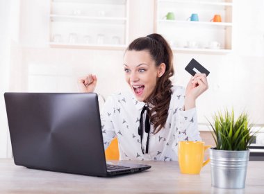 heyecanlı kadın evde alışveriş online