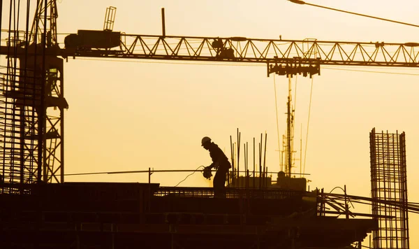 Silhuetten av byggnadsarbetare på byggnadsplatsen — Stockfoto