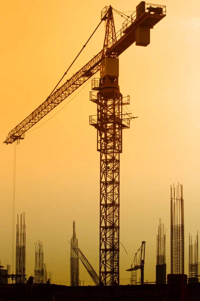 Kran bei Sonnenuntergang auf Baustelle — Stockfoto