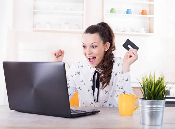 Mujer emocionada Compras en línea en casa — Foto de Stock