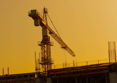 Günbatımı sitesi binasında vinç