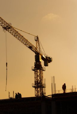 Gün batımında site bina inşaat işçileri