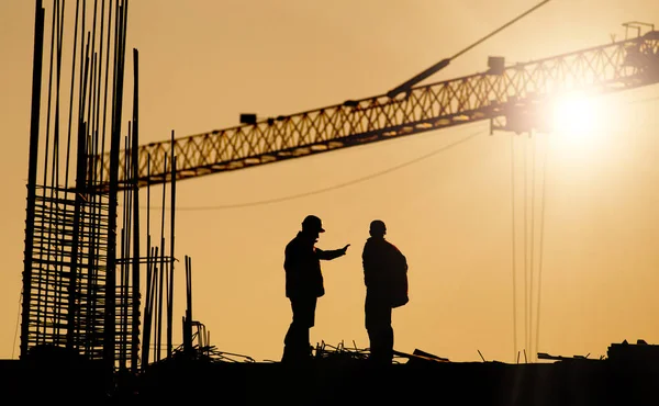 Ingenjör och arbetare på byggnadsplatsen — Stockfoto