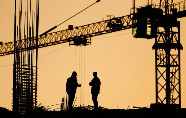 Ingénieur et travailleur sur chantier — Photo